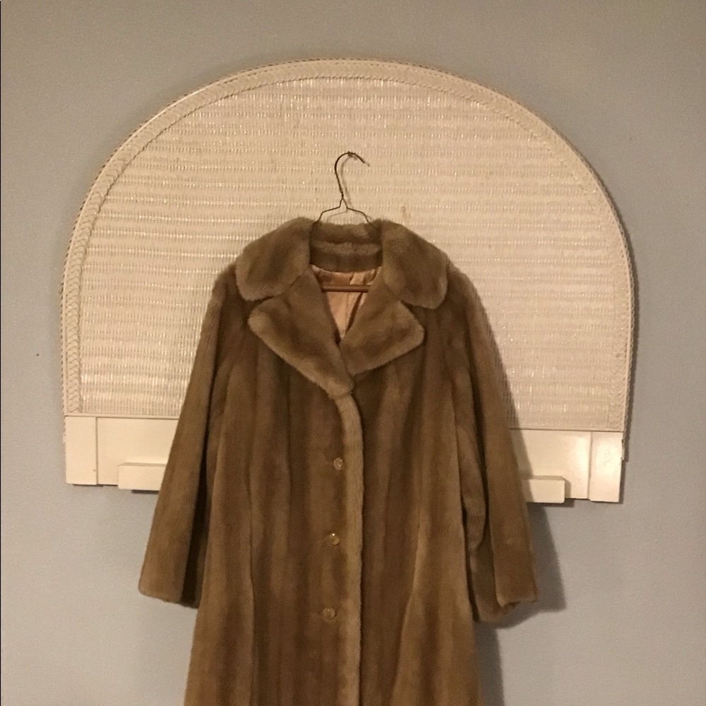 Grandella II by Sportowne Fur Coat - Picture 4 of 15